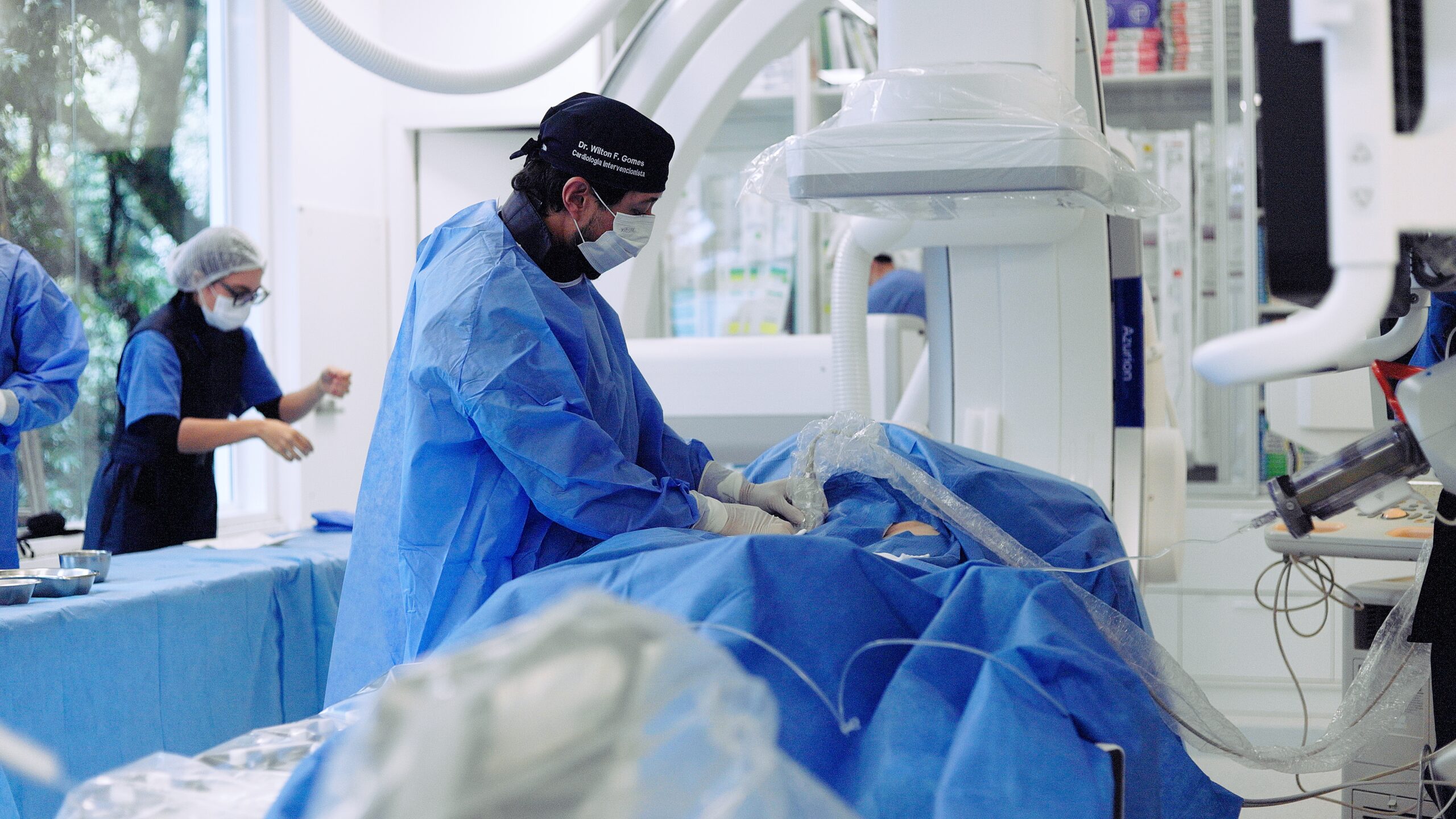 Dr. Wilton Gomes realizando punção durante cateterismo. 